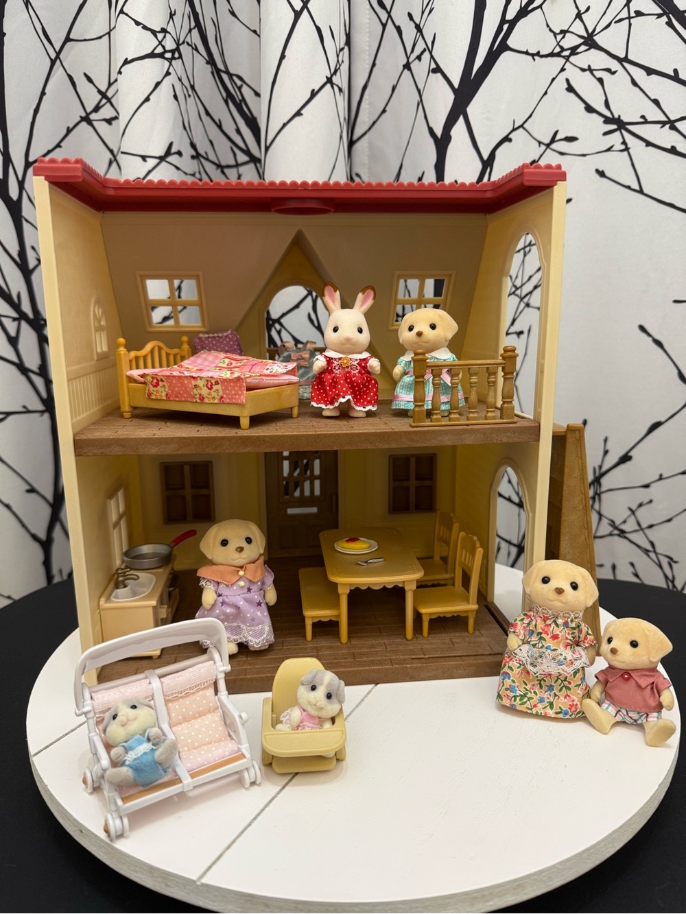 Calico Critters Cozy Cottage House and Family Lot with accessories